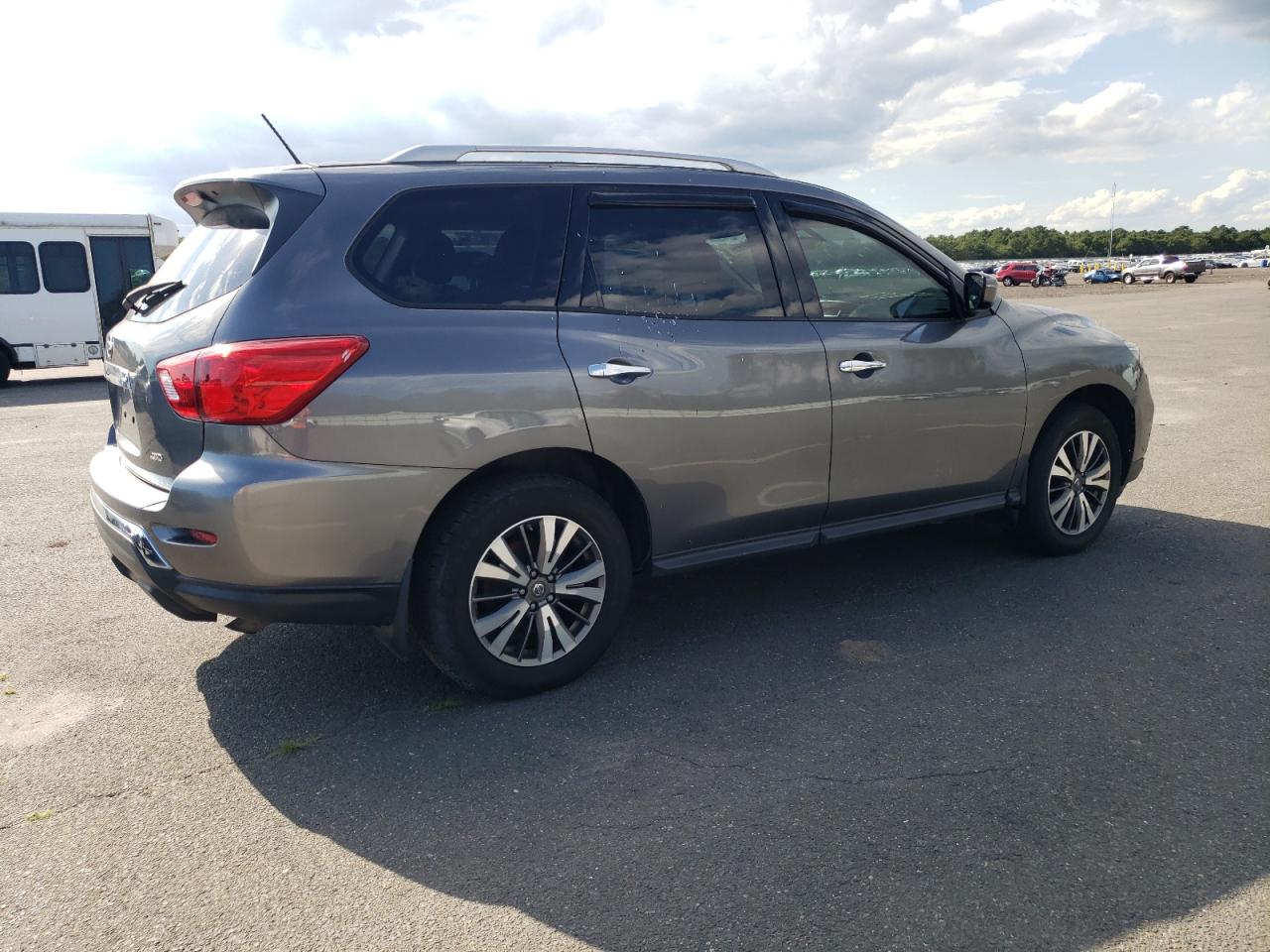 Nissan Pathfinder S