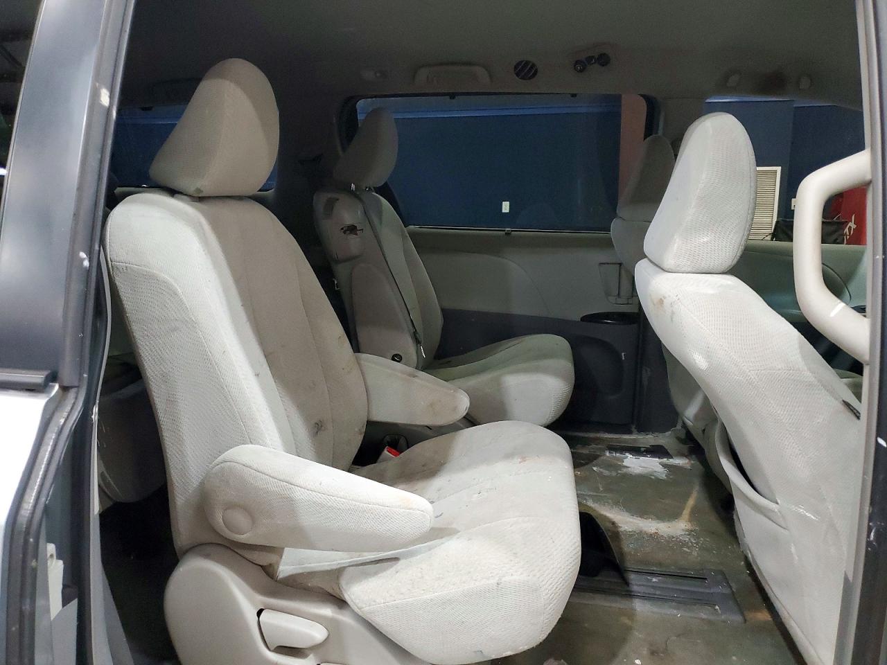 Toyota Sienna Le 8-passenger