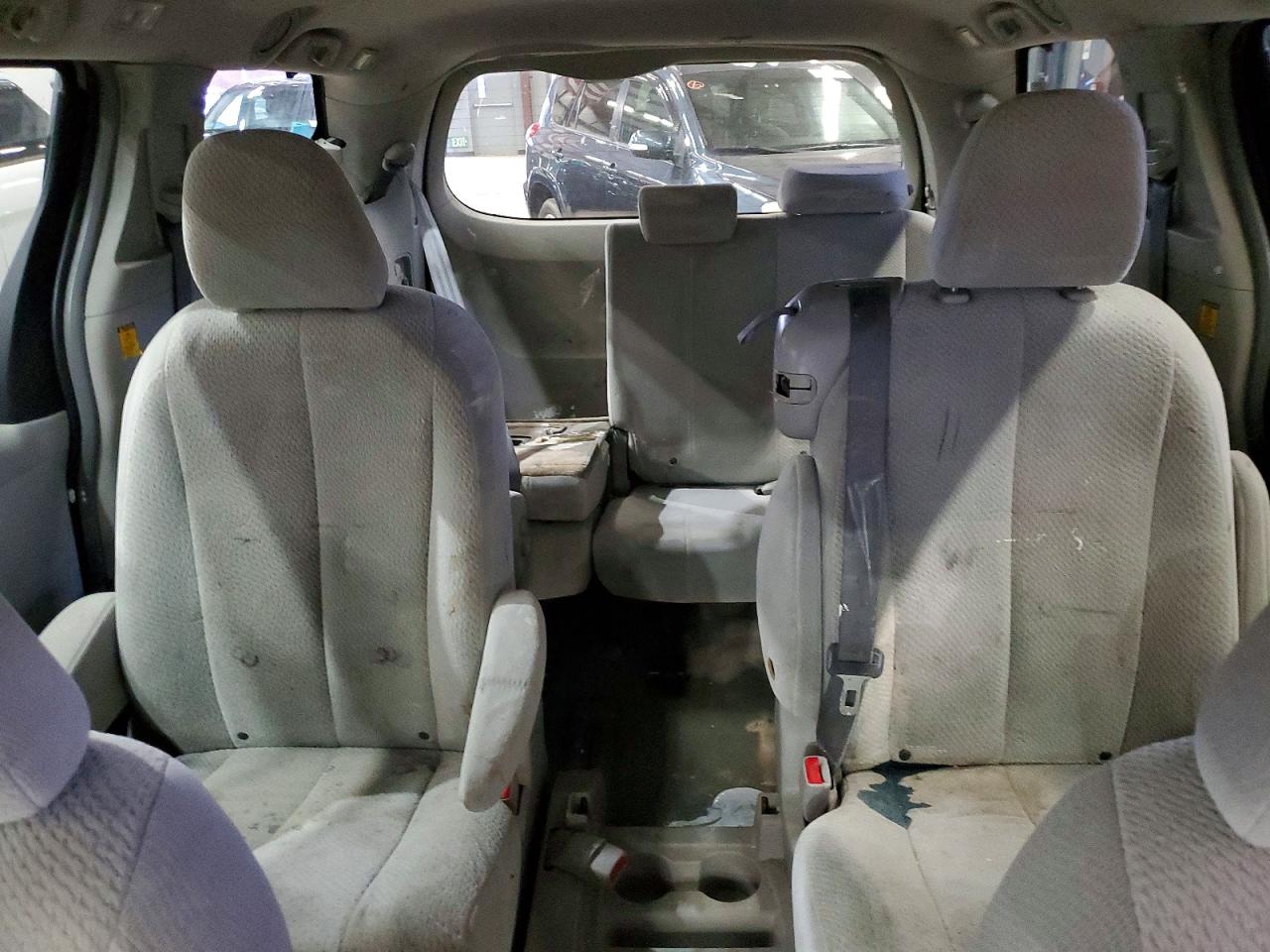 Toyota Sienna Le 8-passenger