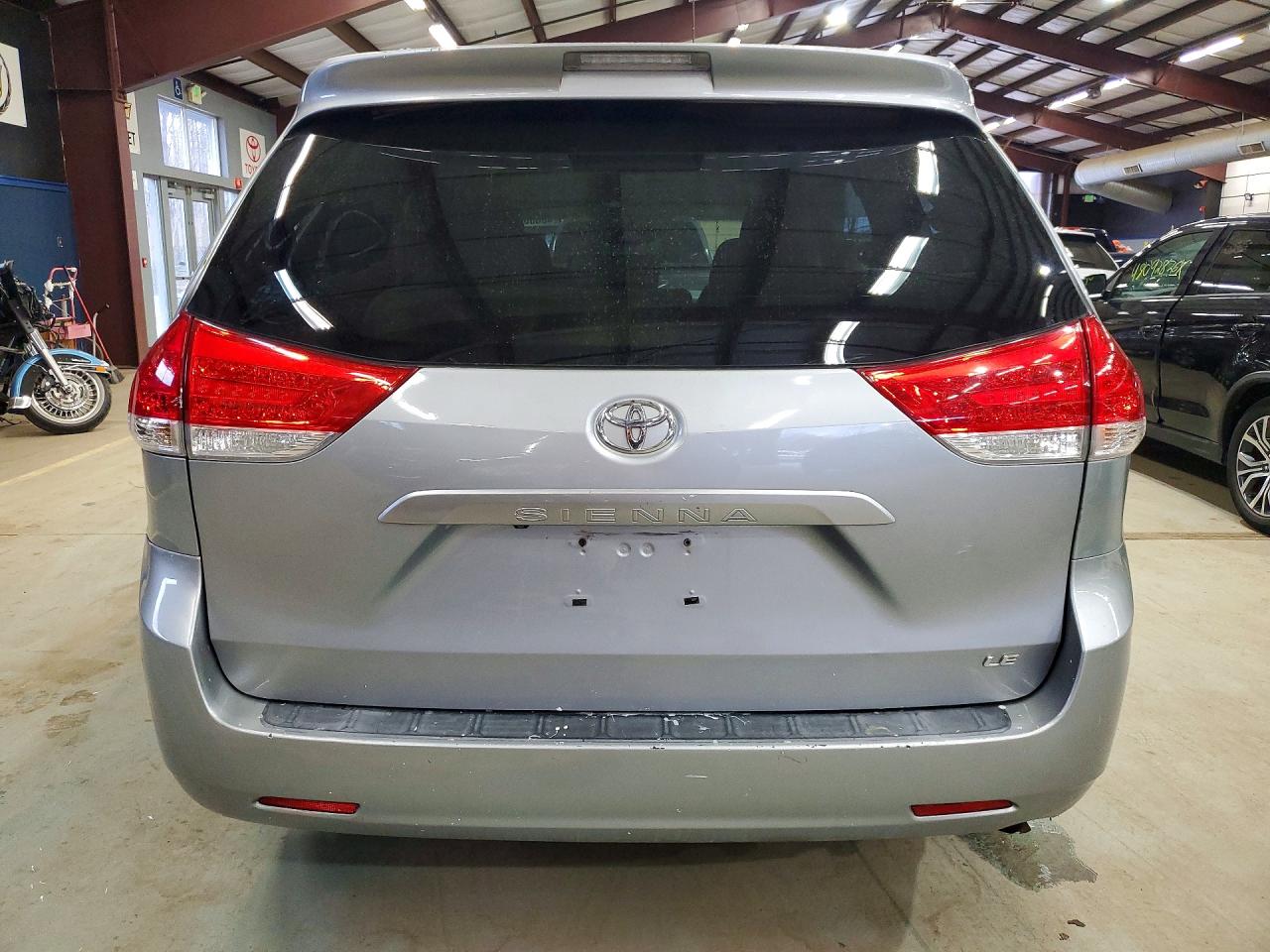 Toyota Sienna Le 8-passenger