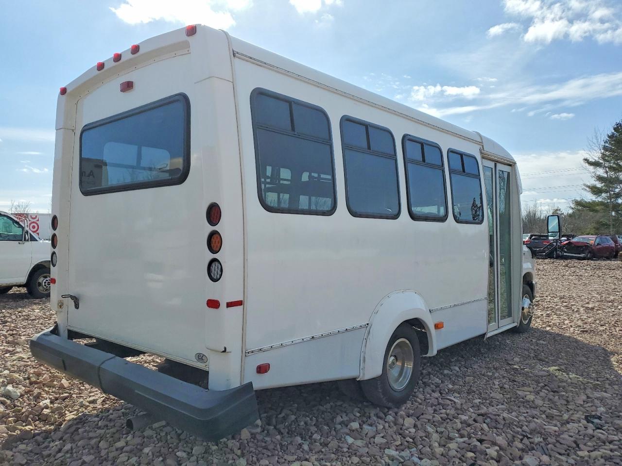 Ford Econoline E350 Super Duty Cutaway Van