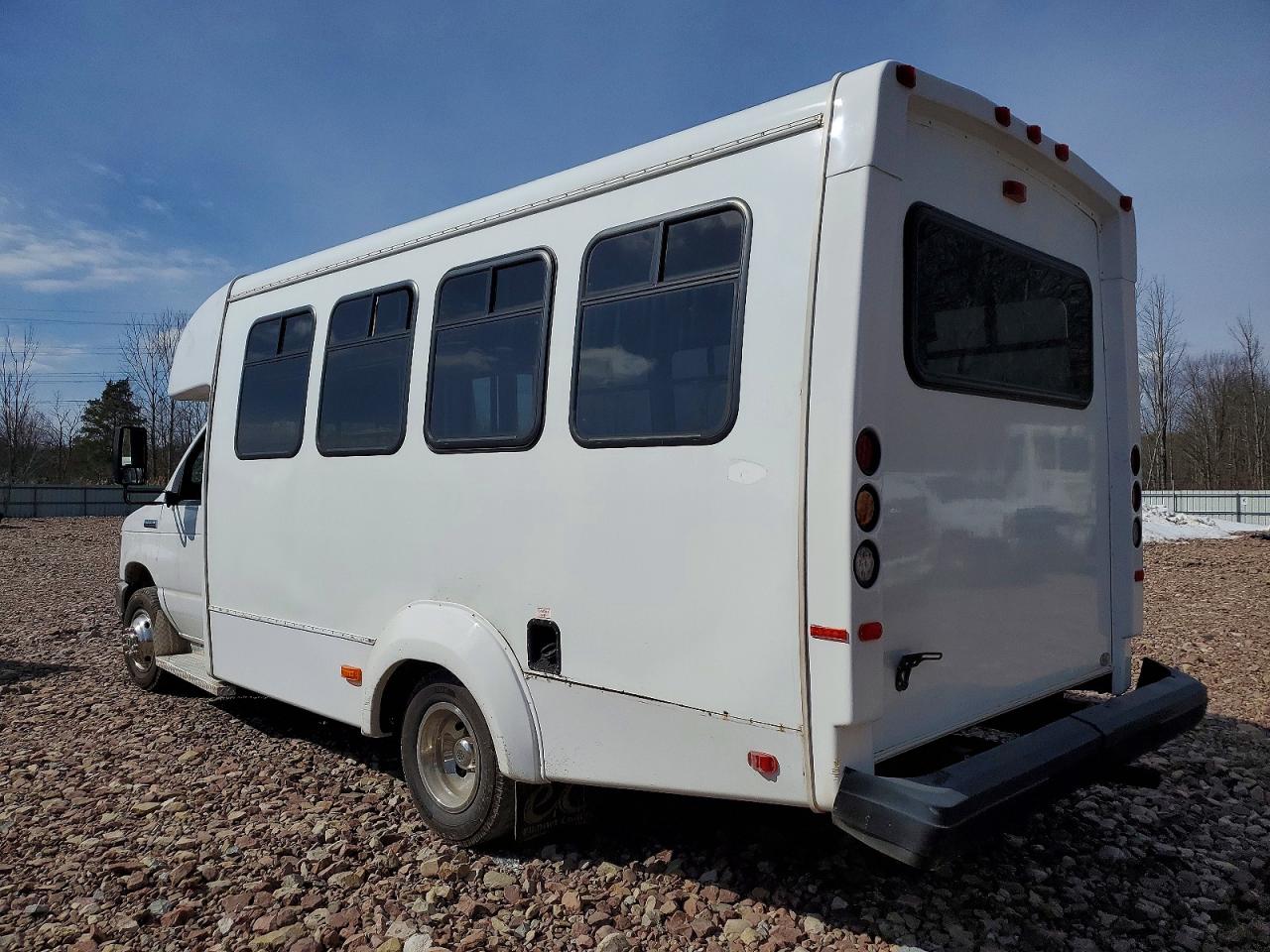 Ford Econoline E350 Super Duty Cutaway Van