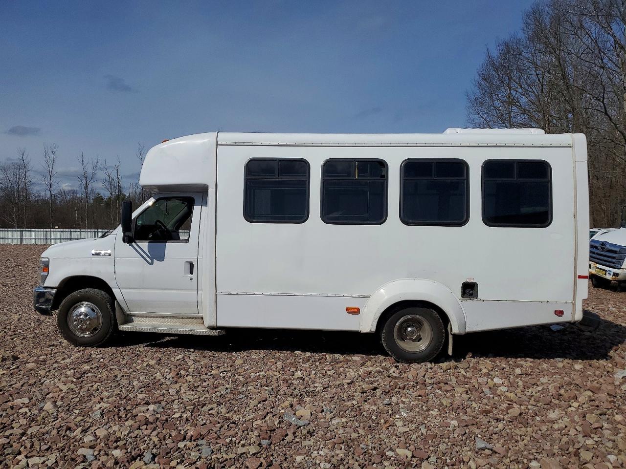 Ford Econoline E350 Super Duty Cutaway Van