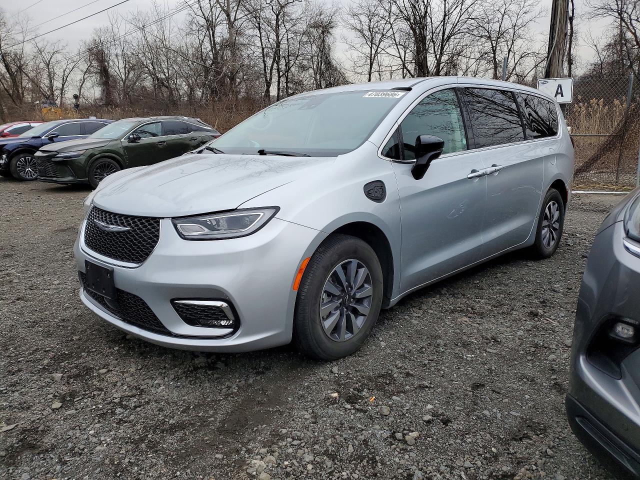 Salvage Chrysler Pacifica Image