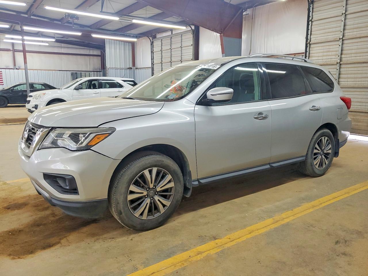 Salvage Nissan Pathfinder Image