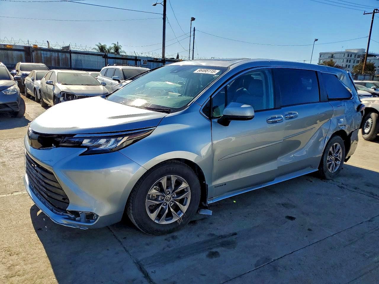Salvage Toyota Sienna Image