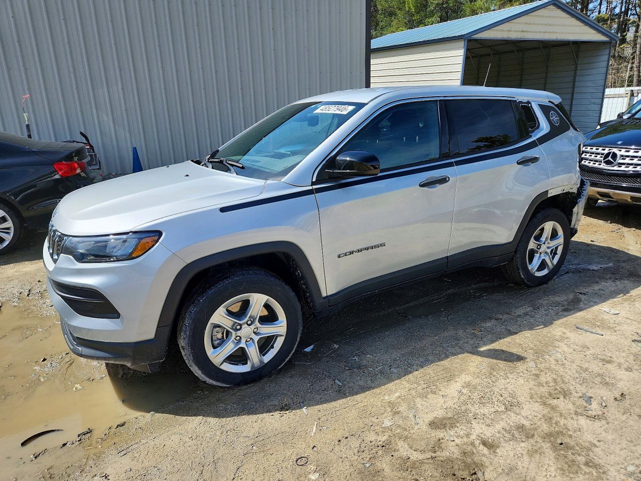 Salvage Jeep Compass Image