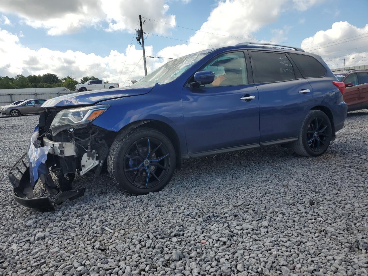 Salvage Nissan Pathfinder Image