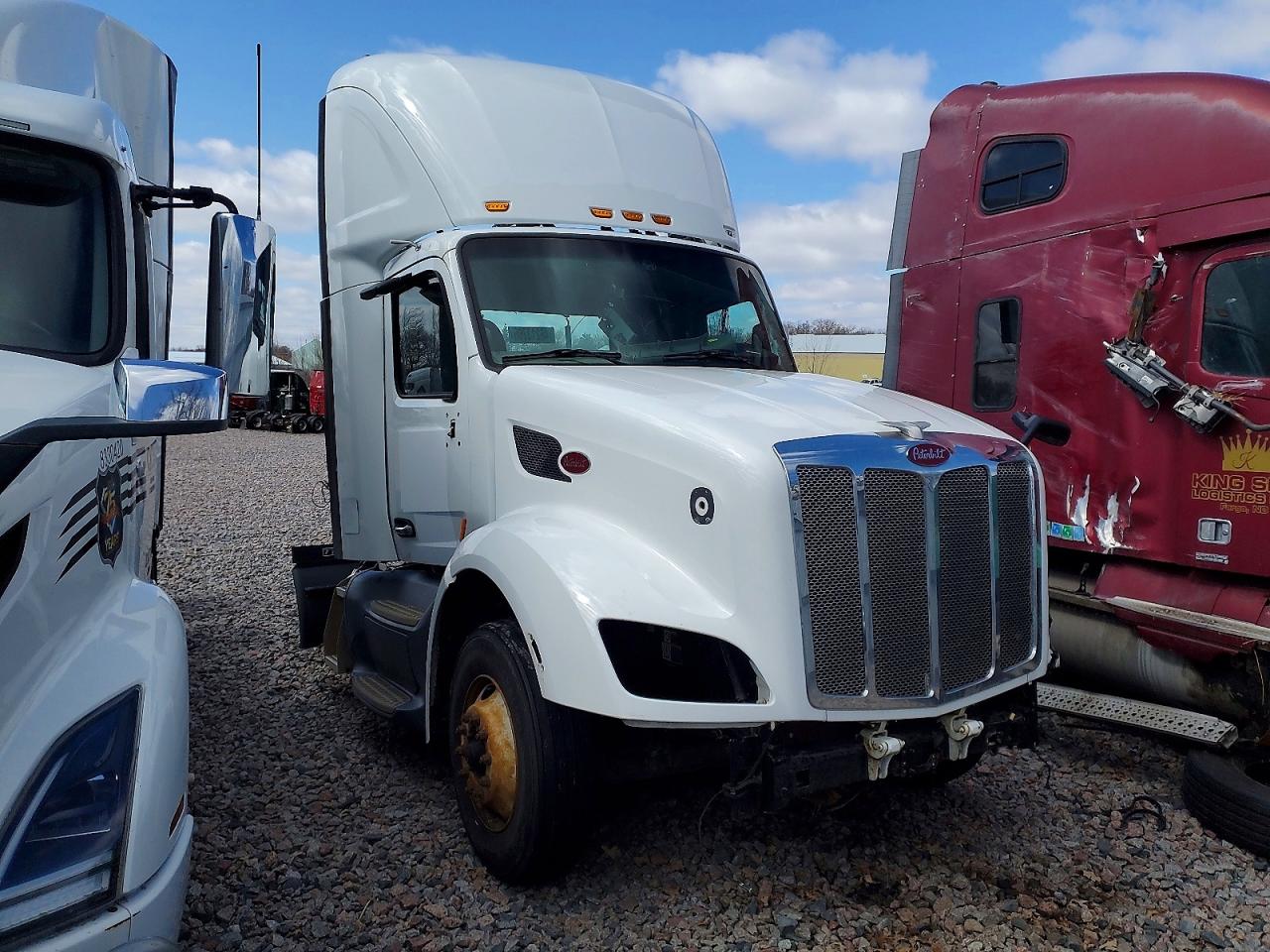 Salvage Peterbilt 579 Image