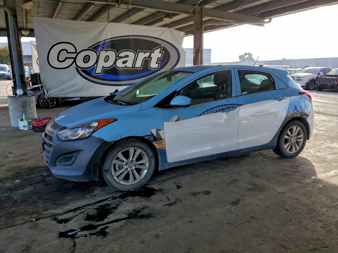 Salvage Hyundai ELANTRA Image
