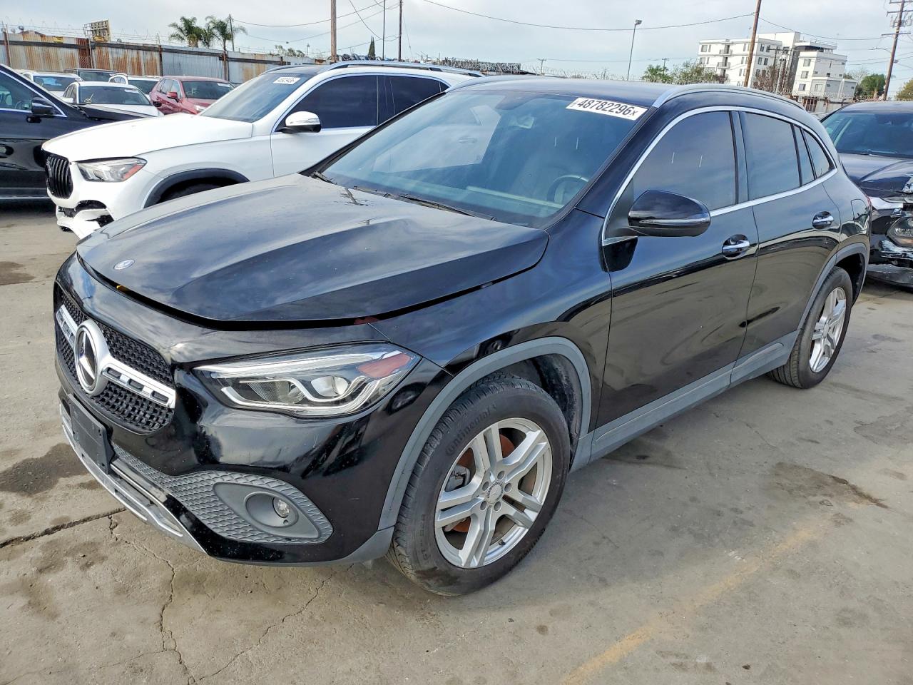 Salvage Mercedes-Benz GLA Image