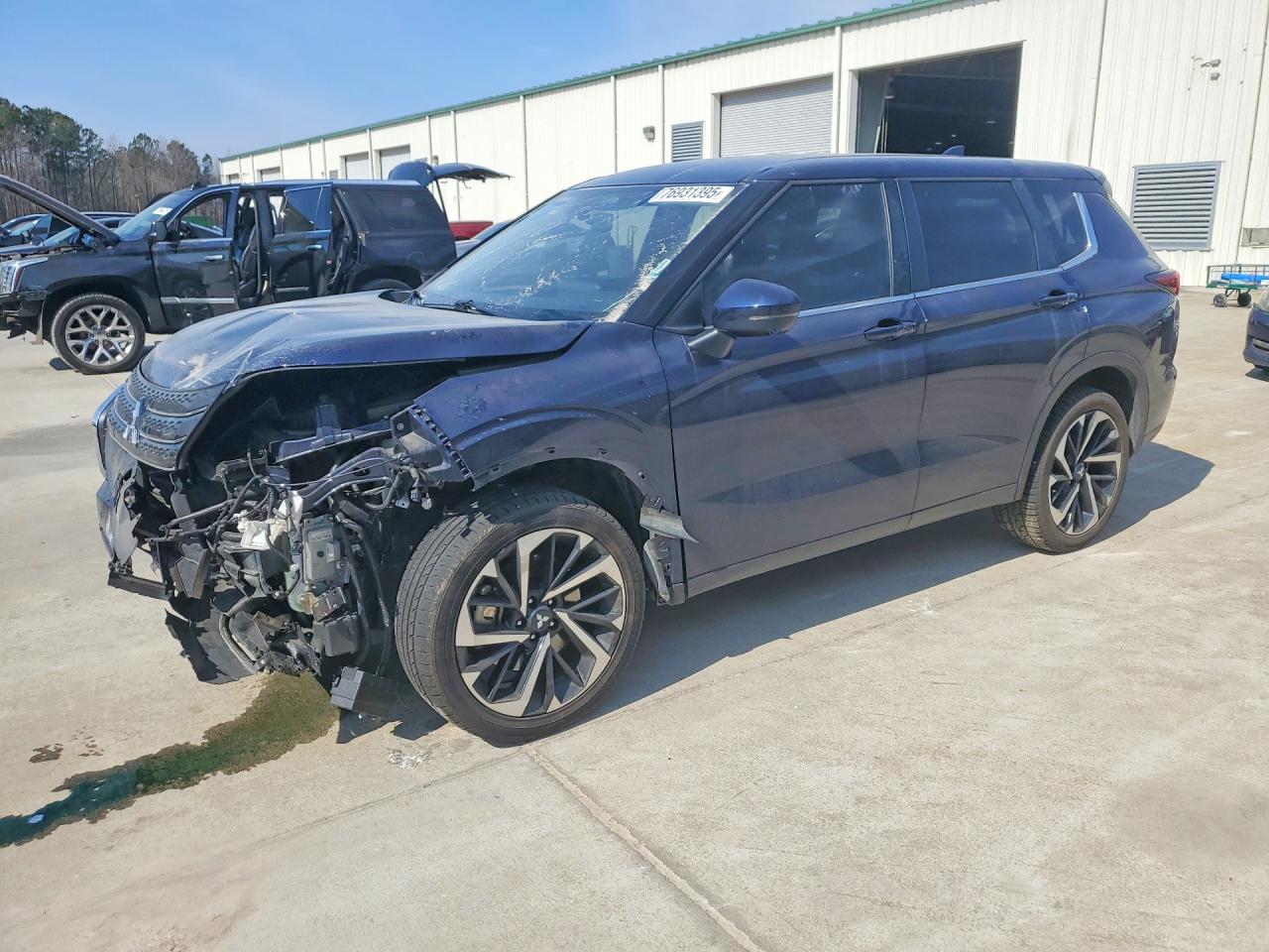 Salvage Mitsubishi Outlander Image