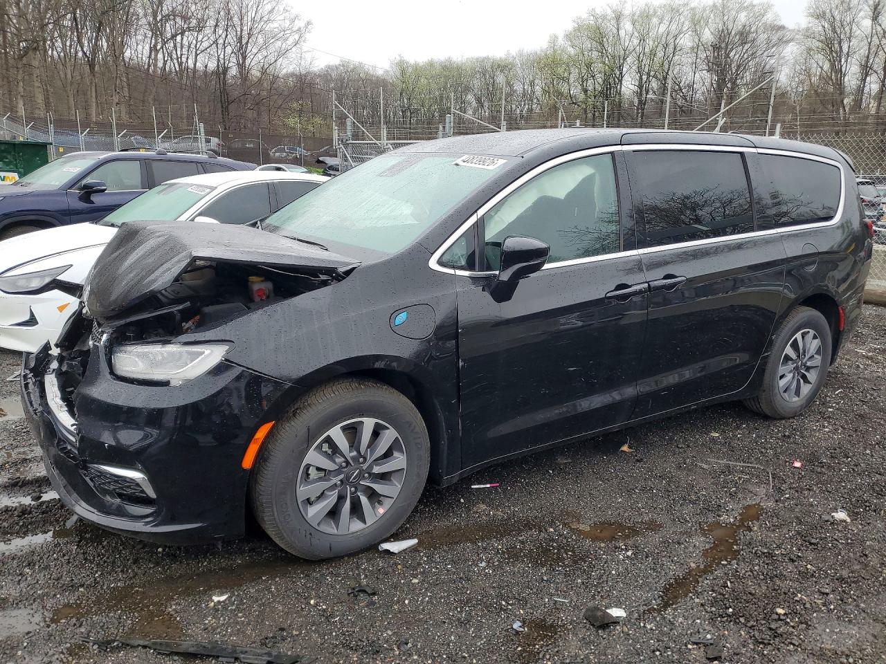 Salvage Chrysler Pacifica Image