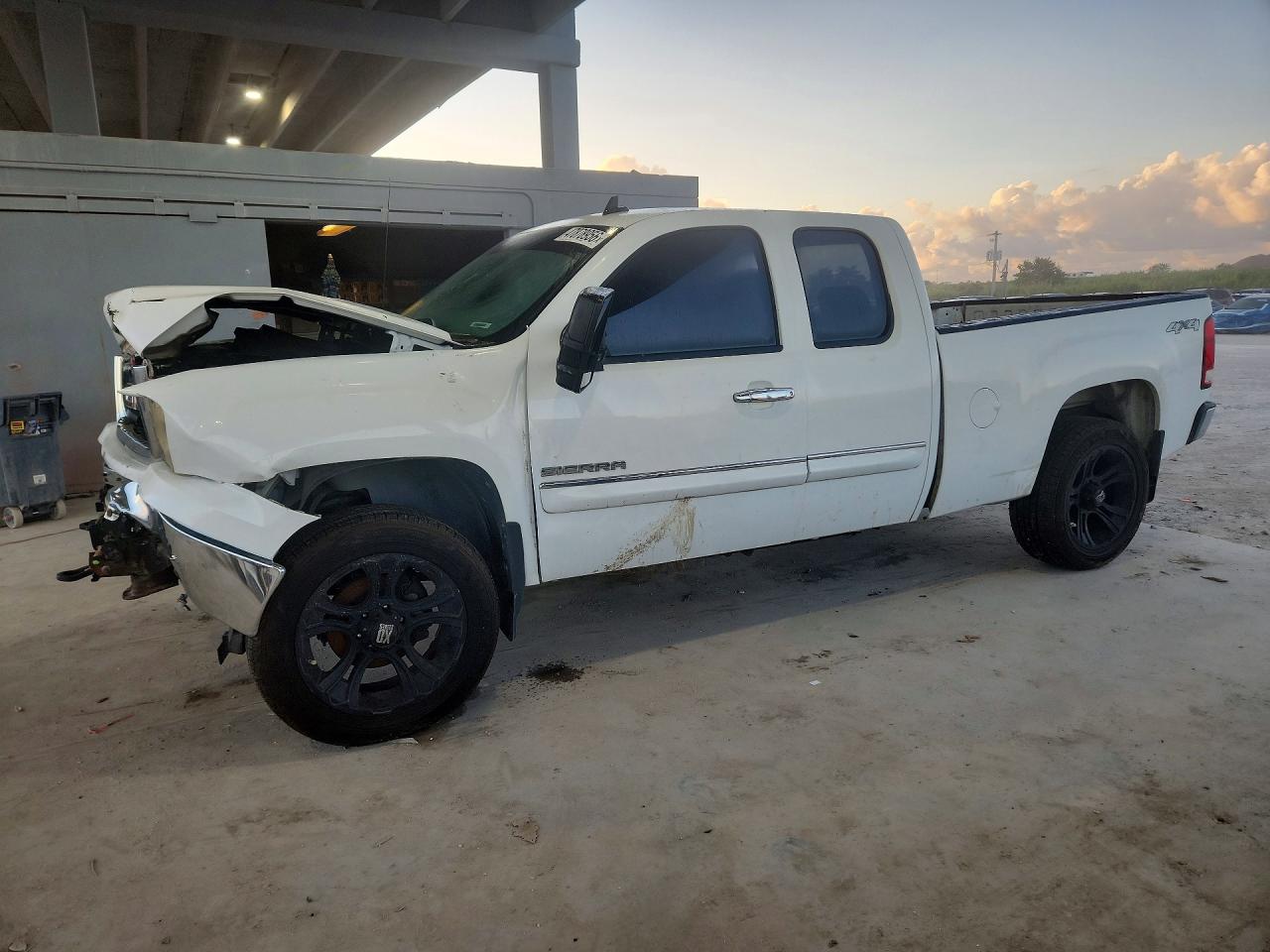 Salvage GMC Sierra Image