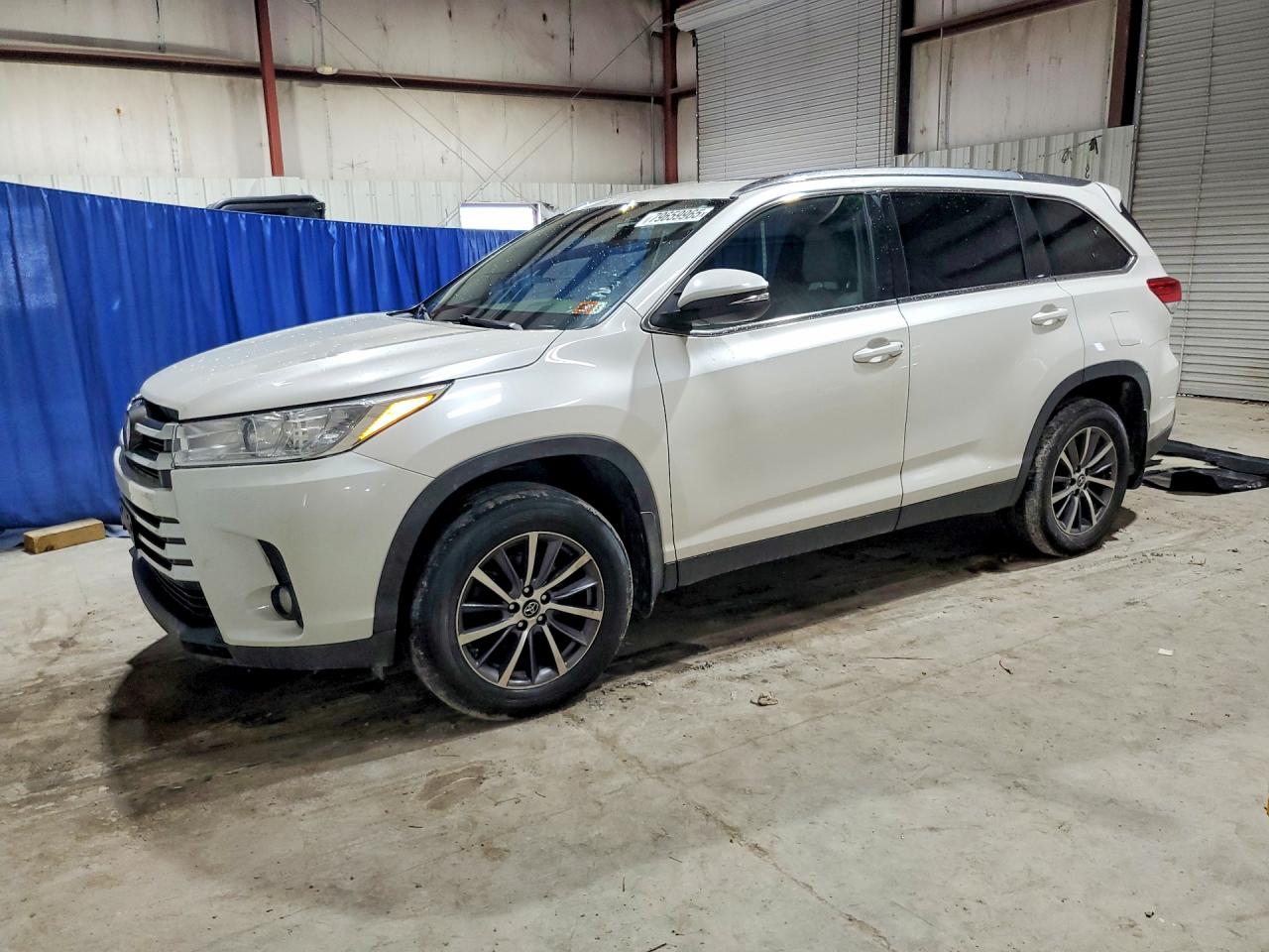 Salvage Toyota Highlander Image