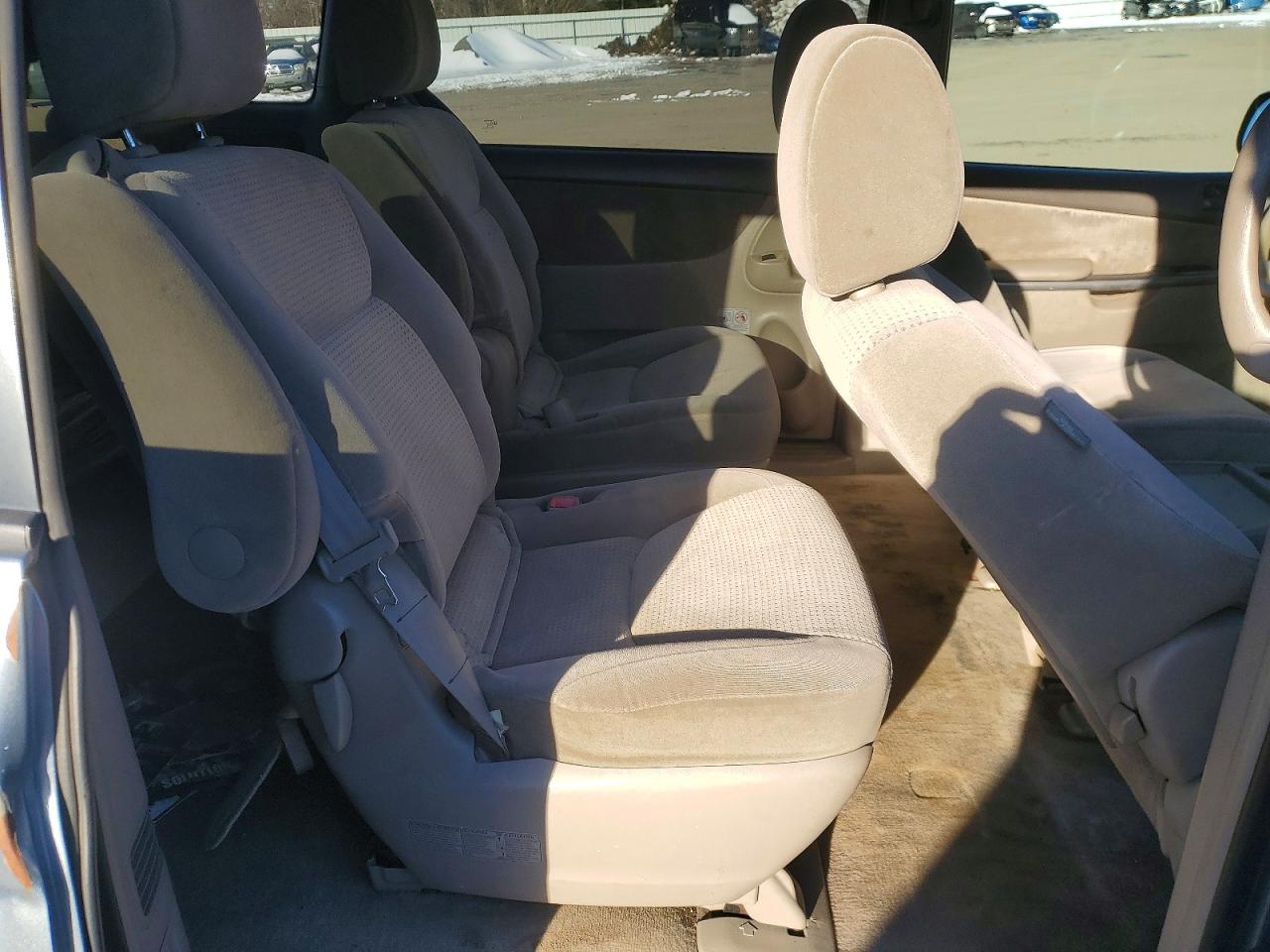Toyota Sienna Le 7-passenger