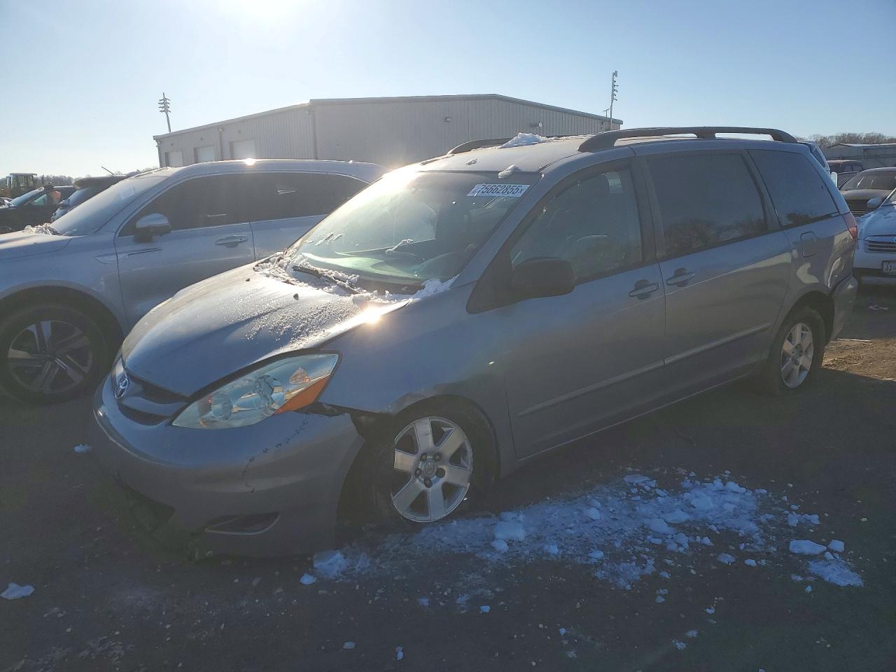 Salvage Toyota Sienna Image