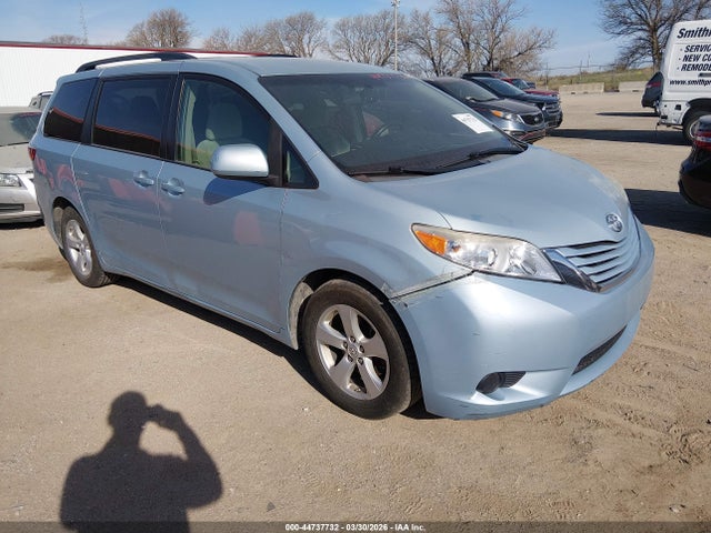 Salvage Toyota Sienna Image