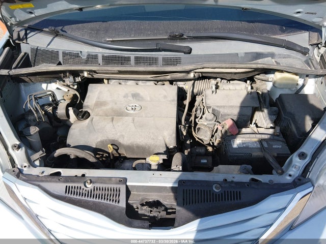 Toyota Sienna Le 8 Passenger