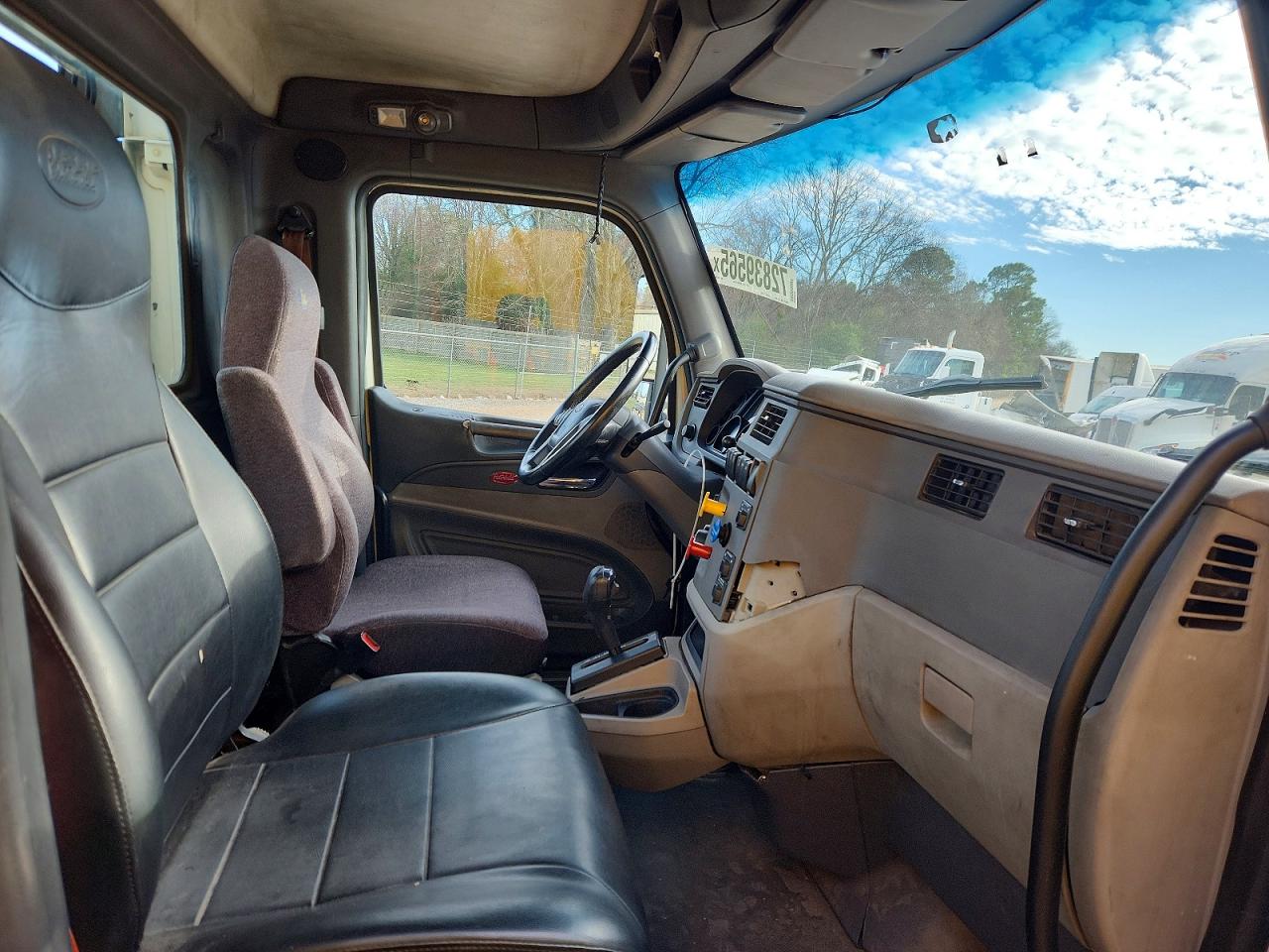 Salvage Peterbilt 579 Image
