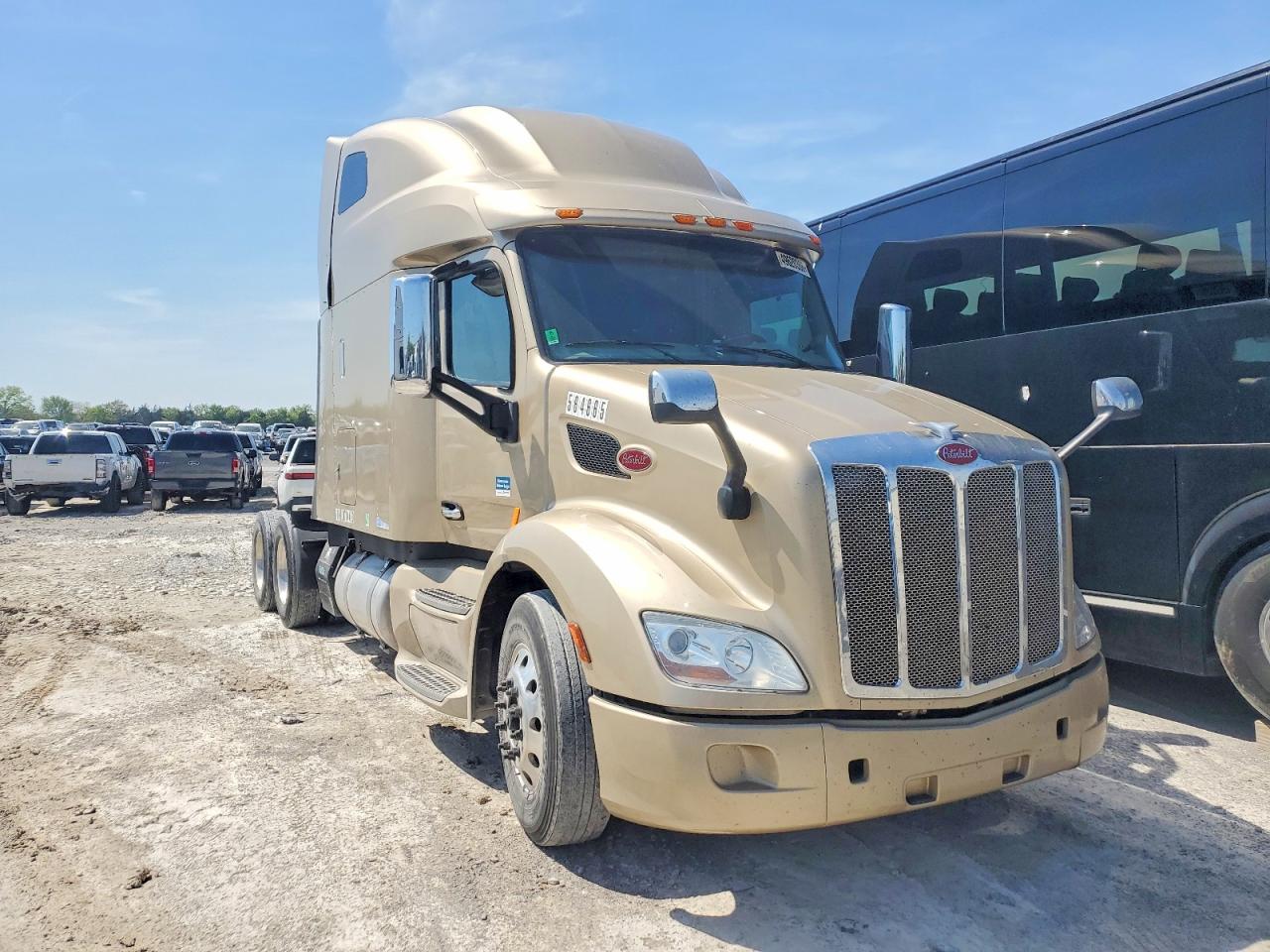 Salvage Peterbilt 579 Image