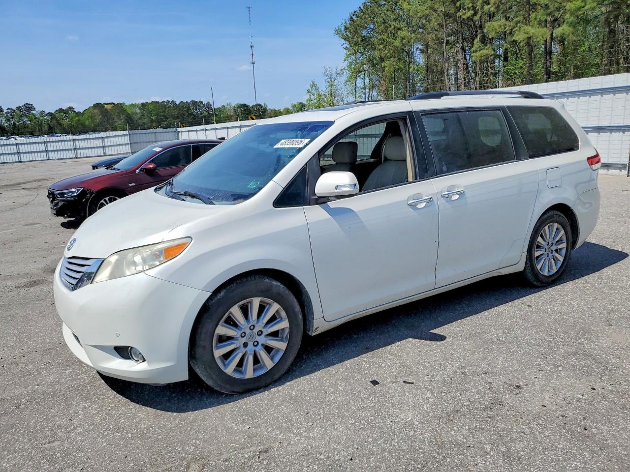 Salvage Toyota Sienna Image