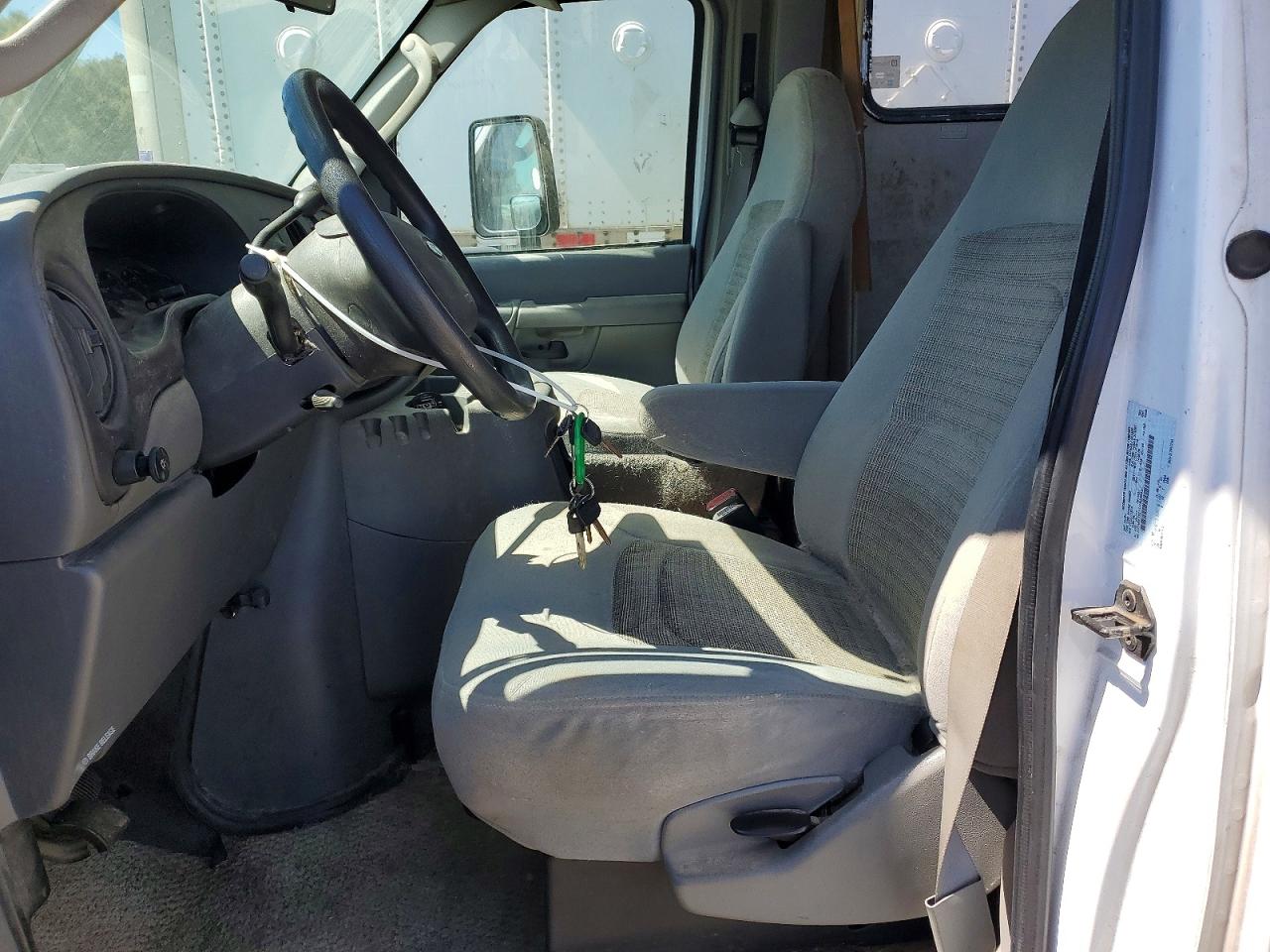 Ford Econoline E350 Super Duty Cutaway Van