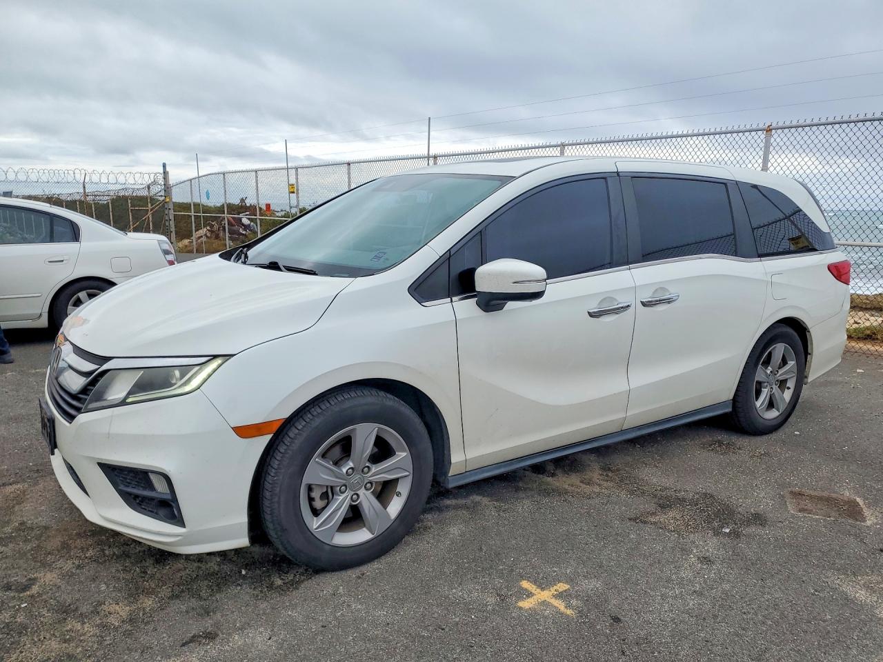 Salvage Honda Odyssey Image