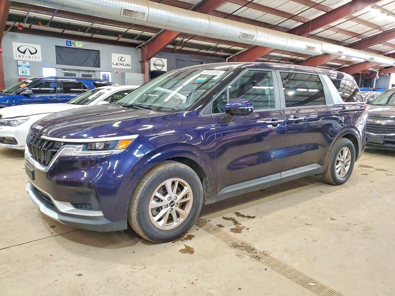Salvage Kia Carnival Image
