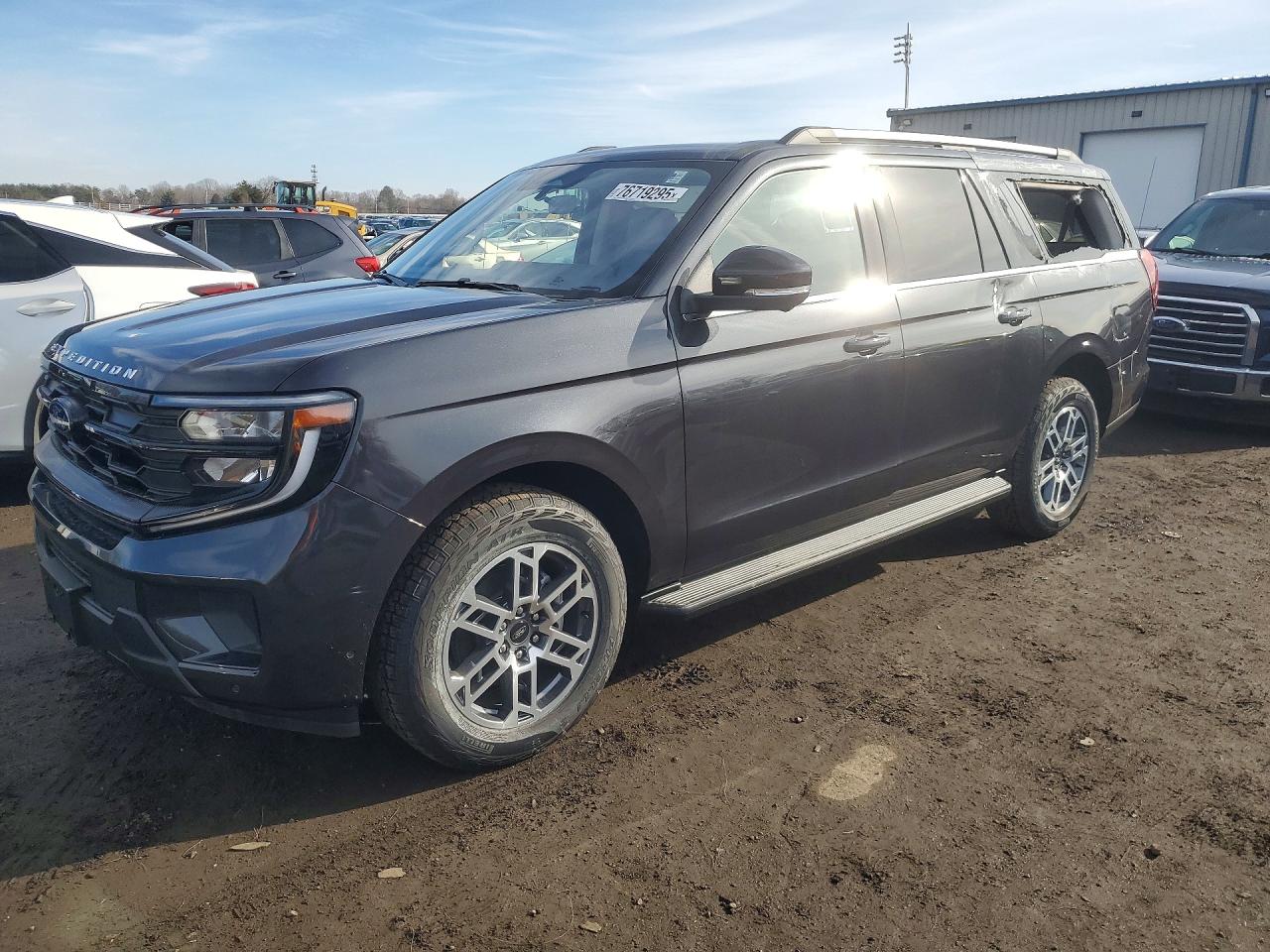 Salvage Ford Expedition Image
