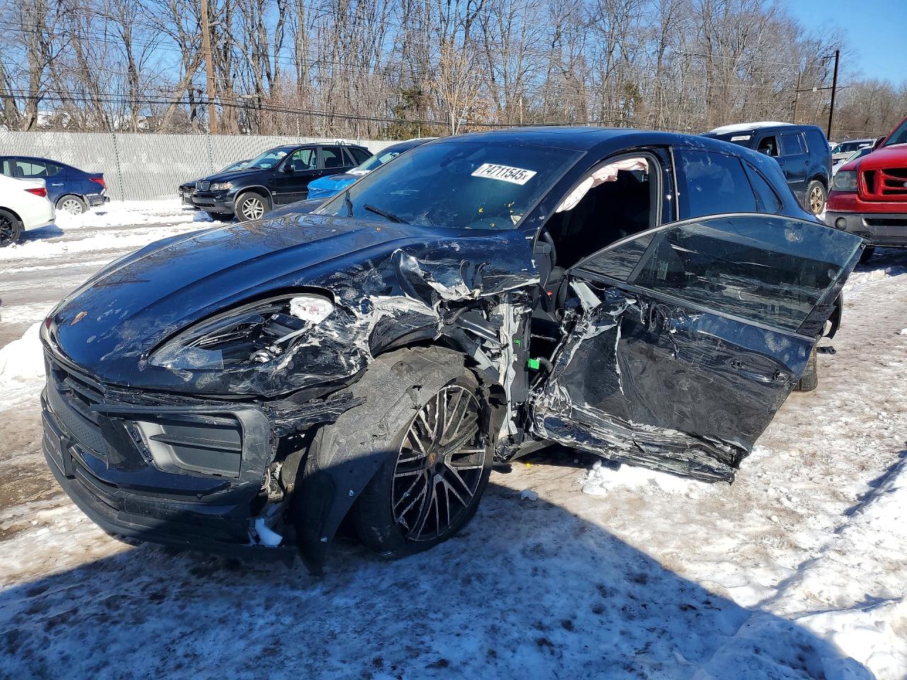 Salvage Porsche Macan Image