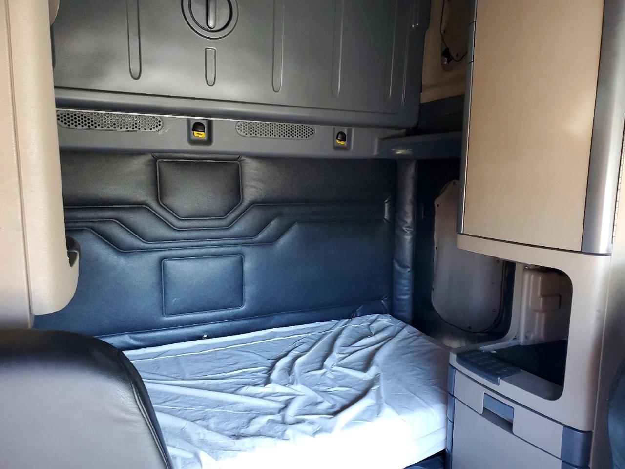 Freigliner Cascadia 125