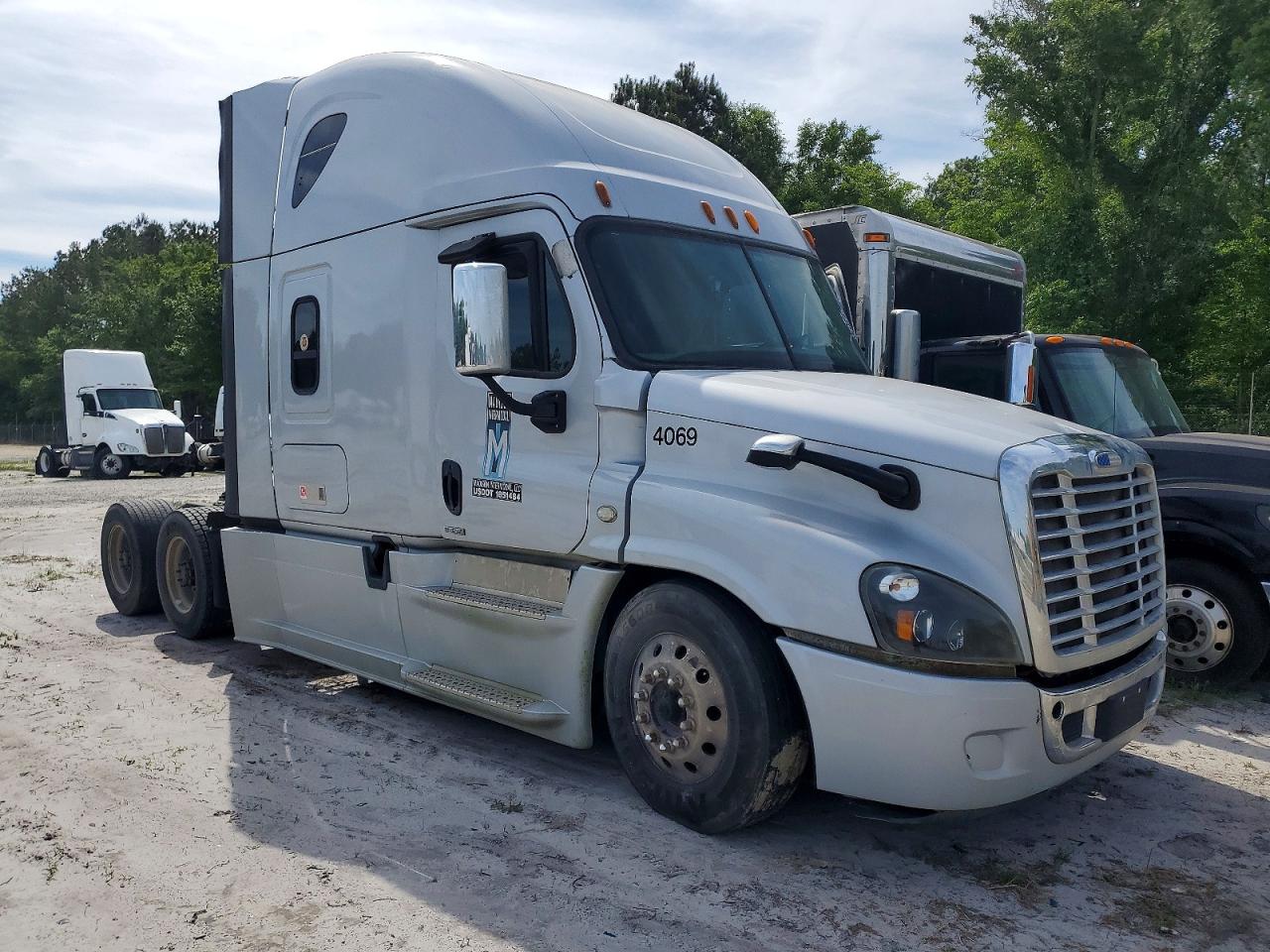 Salvage Freigliner Cascadia 125 Image