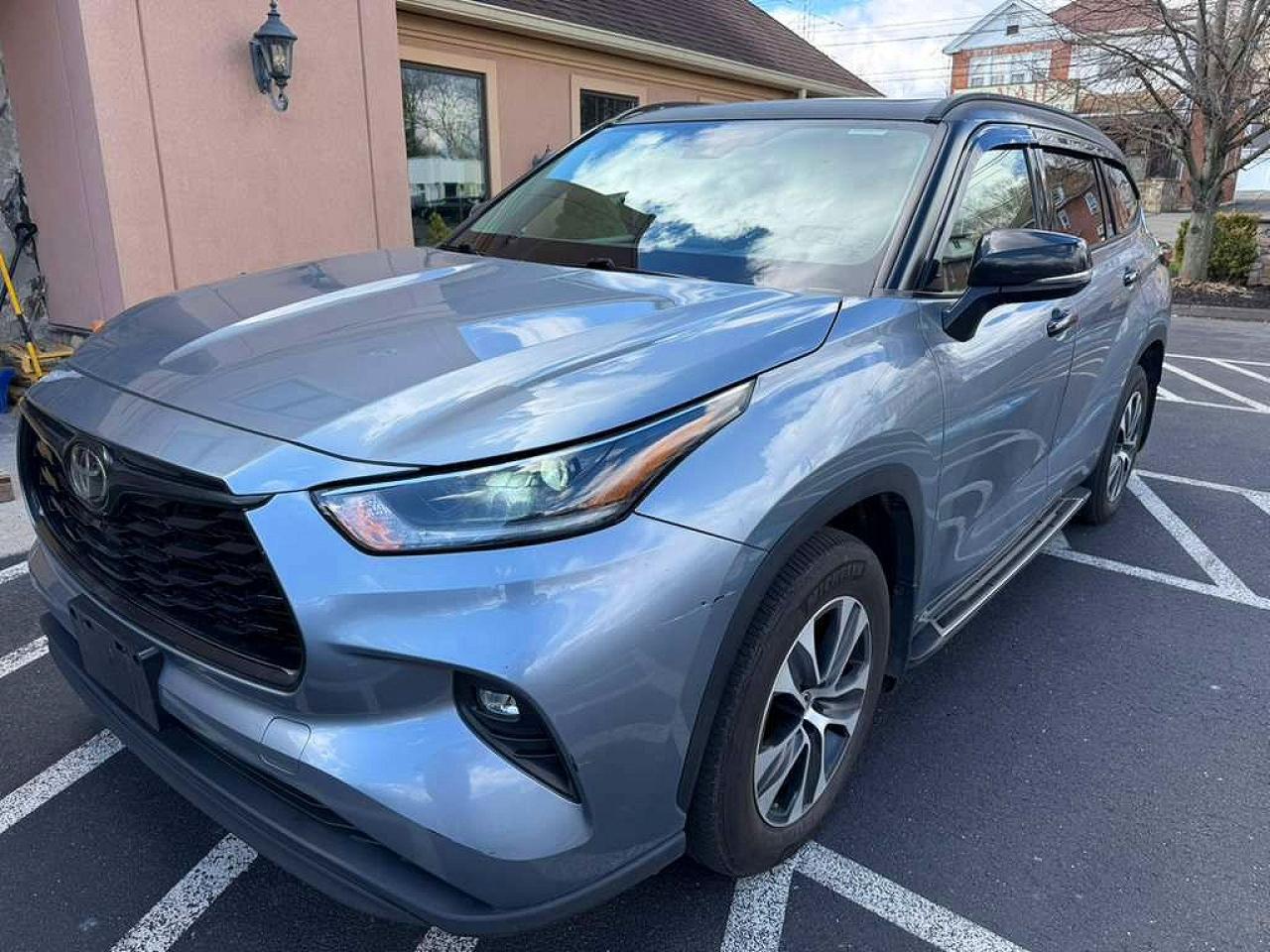Salvage Toyota Highlander Image