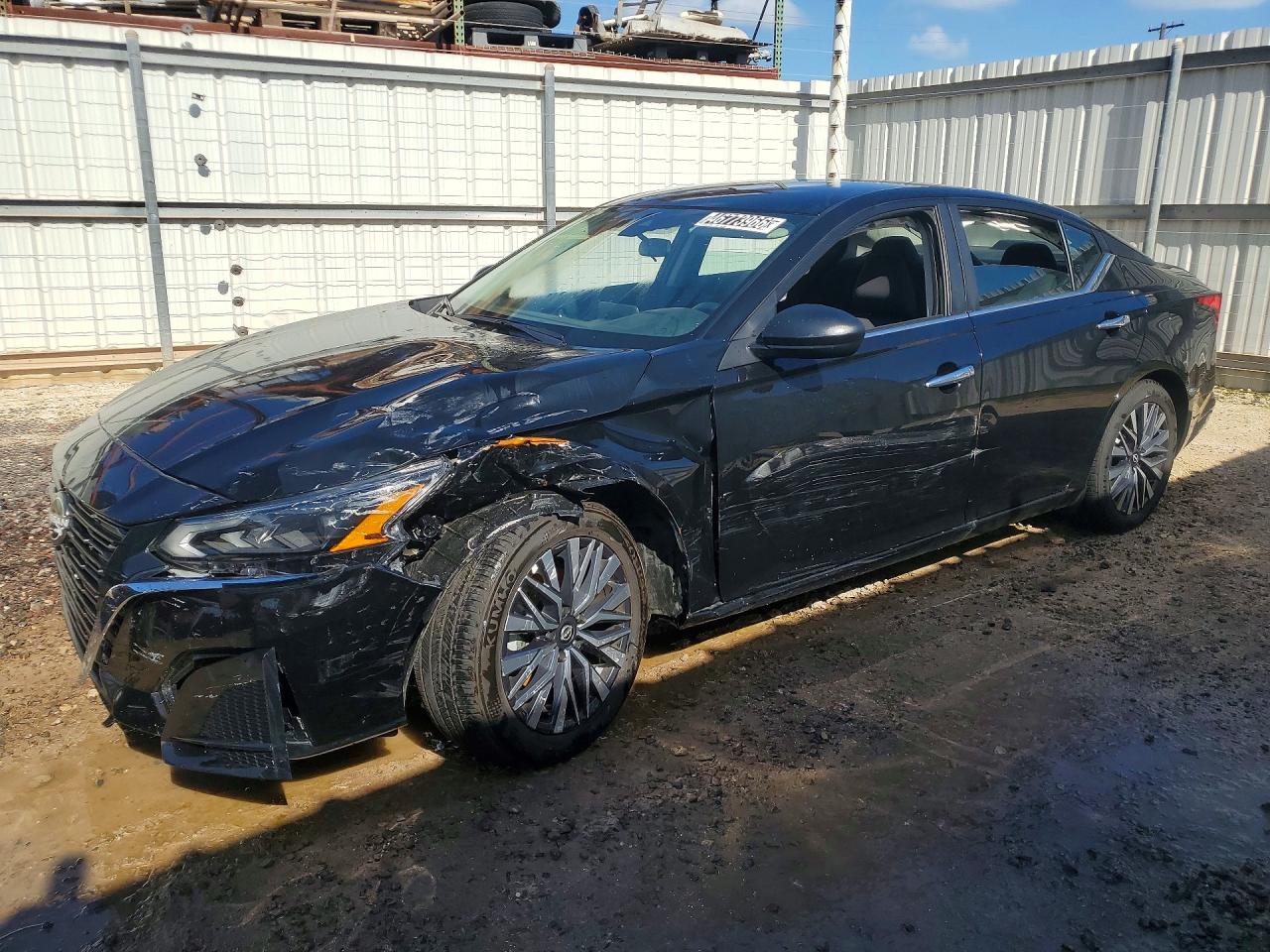 Salvage Nissan Altima Image