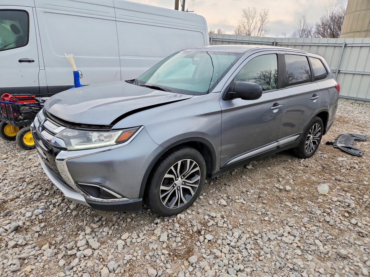 Salvage Mitsubishi Outlander Image