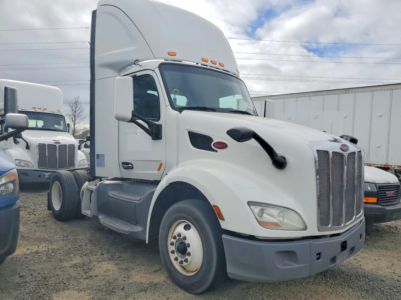 Salvage Peterbilt 579 Image