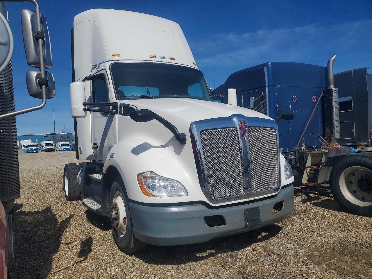Salvage Kw T680 Semi Image