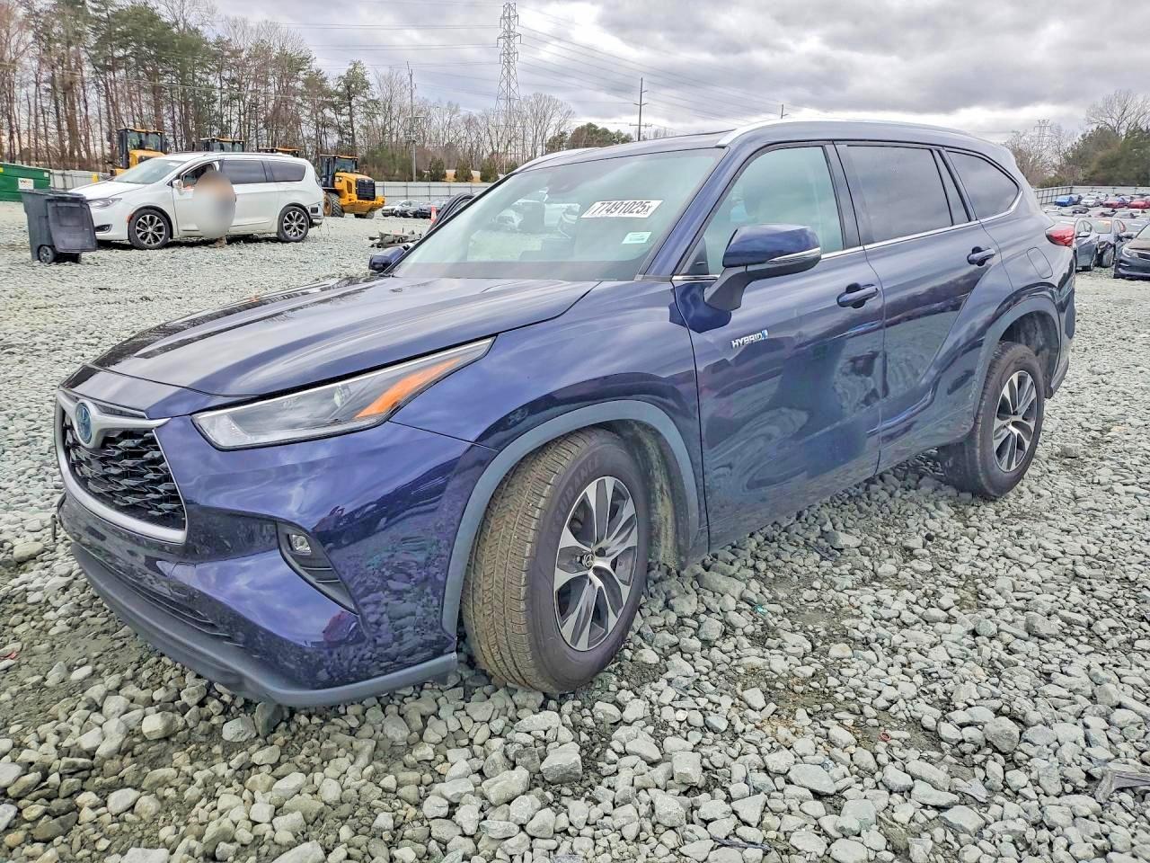 Salvage Toyota Highlander Image