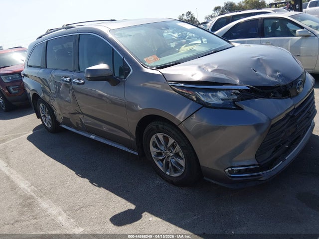 Salvage Toyota Sienna Image