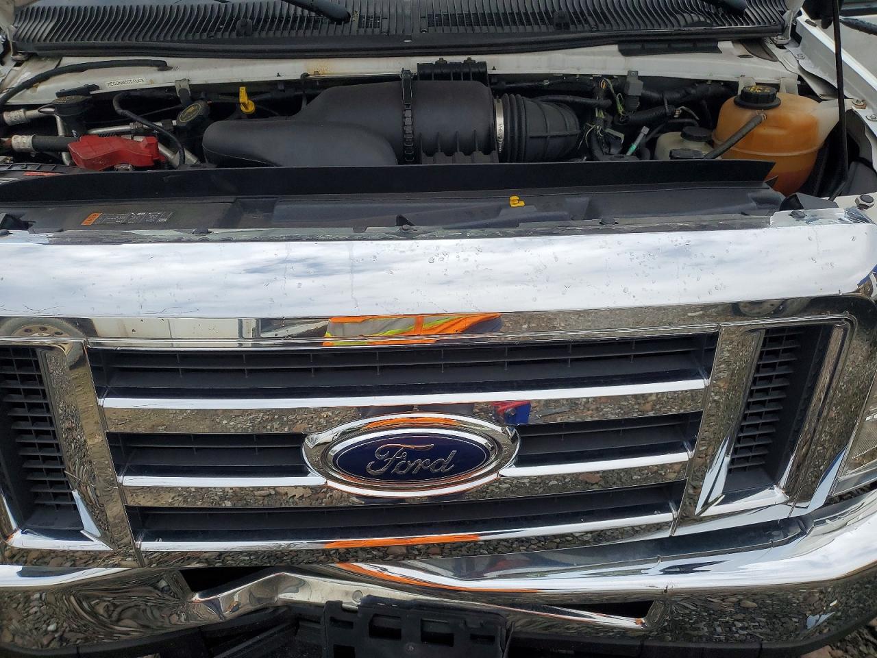 Ford Econoline E350 Super Duty Cutaway Van