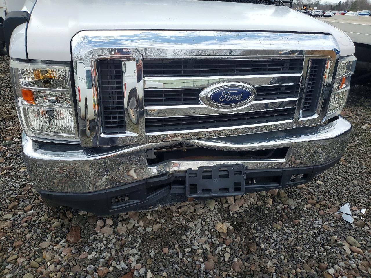 Ford Econoline E350 Super Duty Cutaway Van