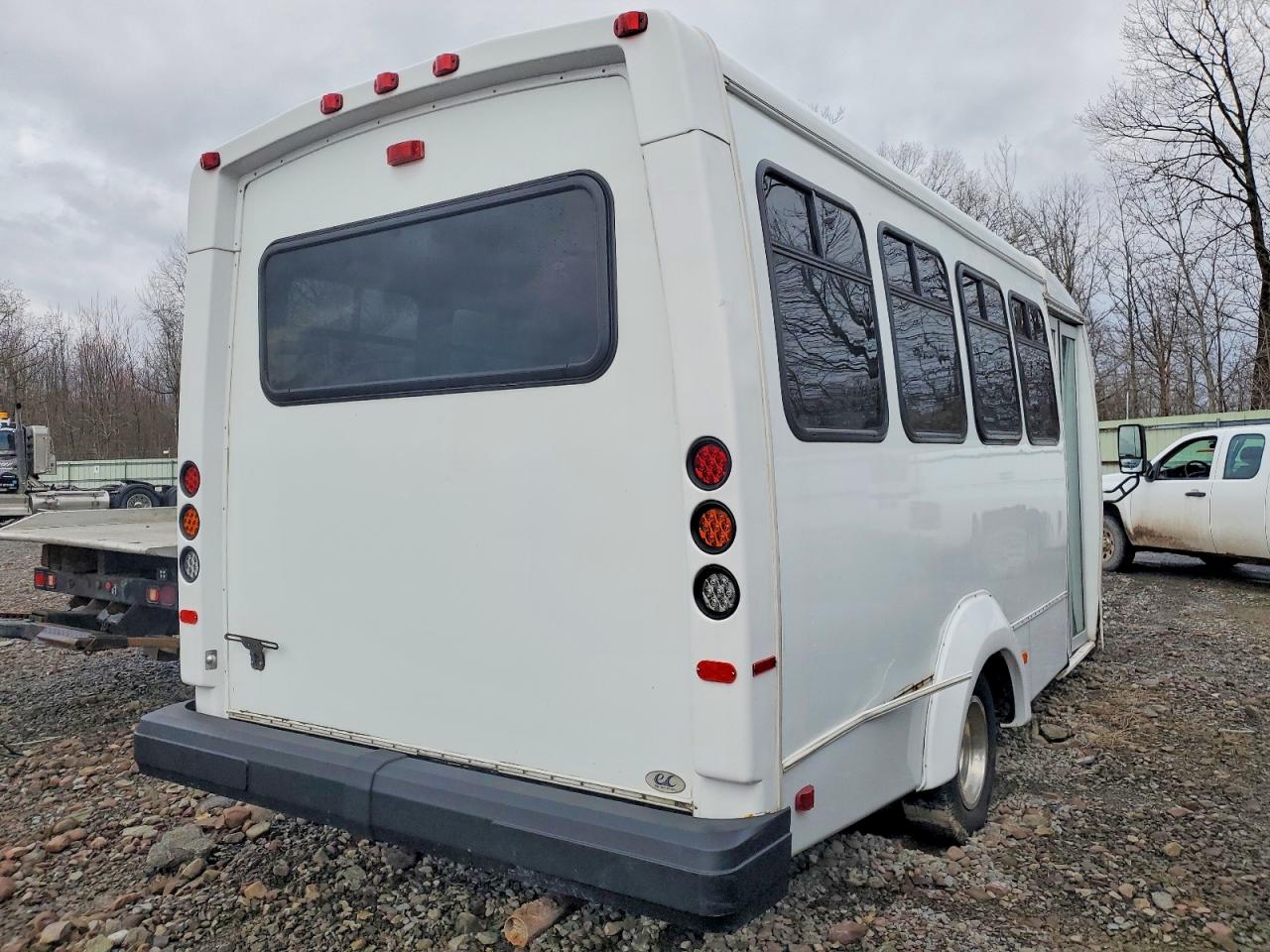 Ford Econoline E350 Super Duty Cutaway Van