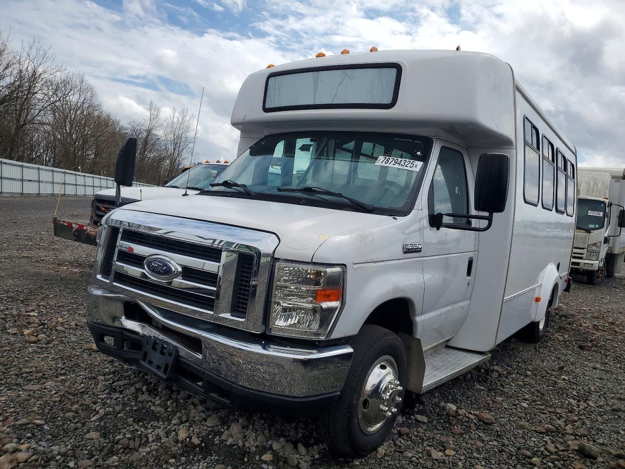 Ford Econoline E350 Super Duty Cutaway Van