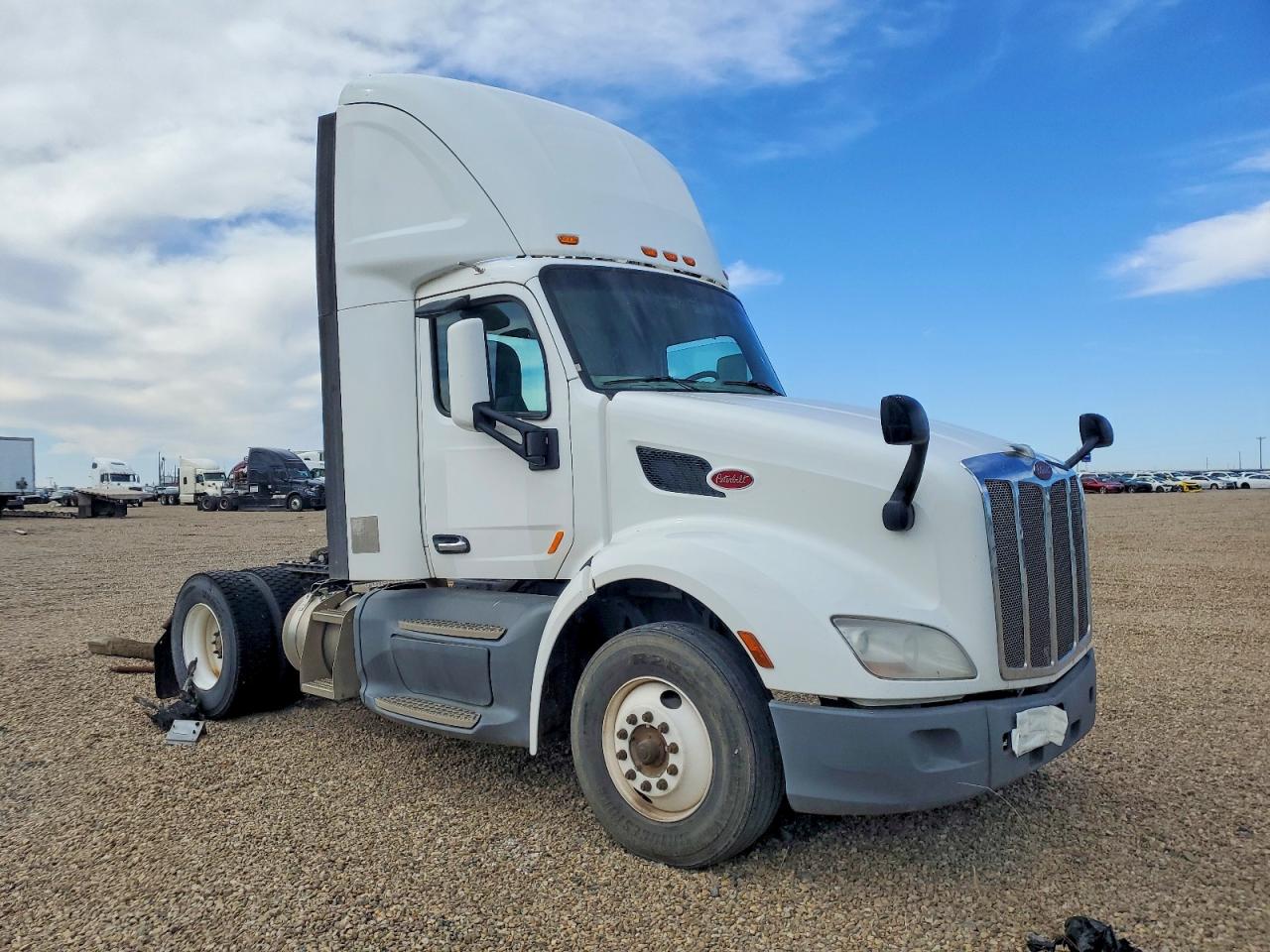 Salvage Peterbilt 579 Image