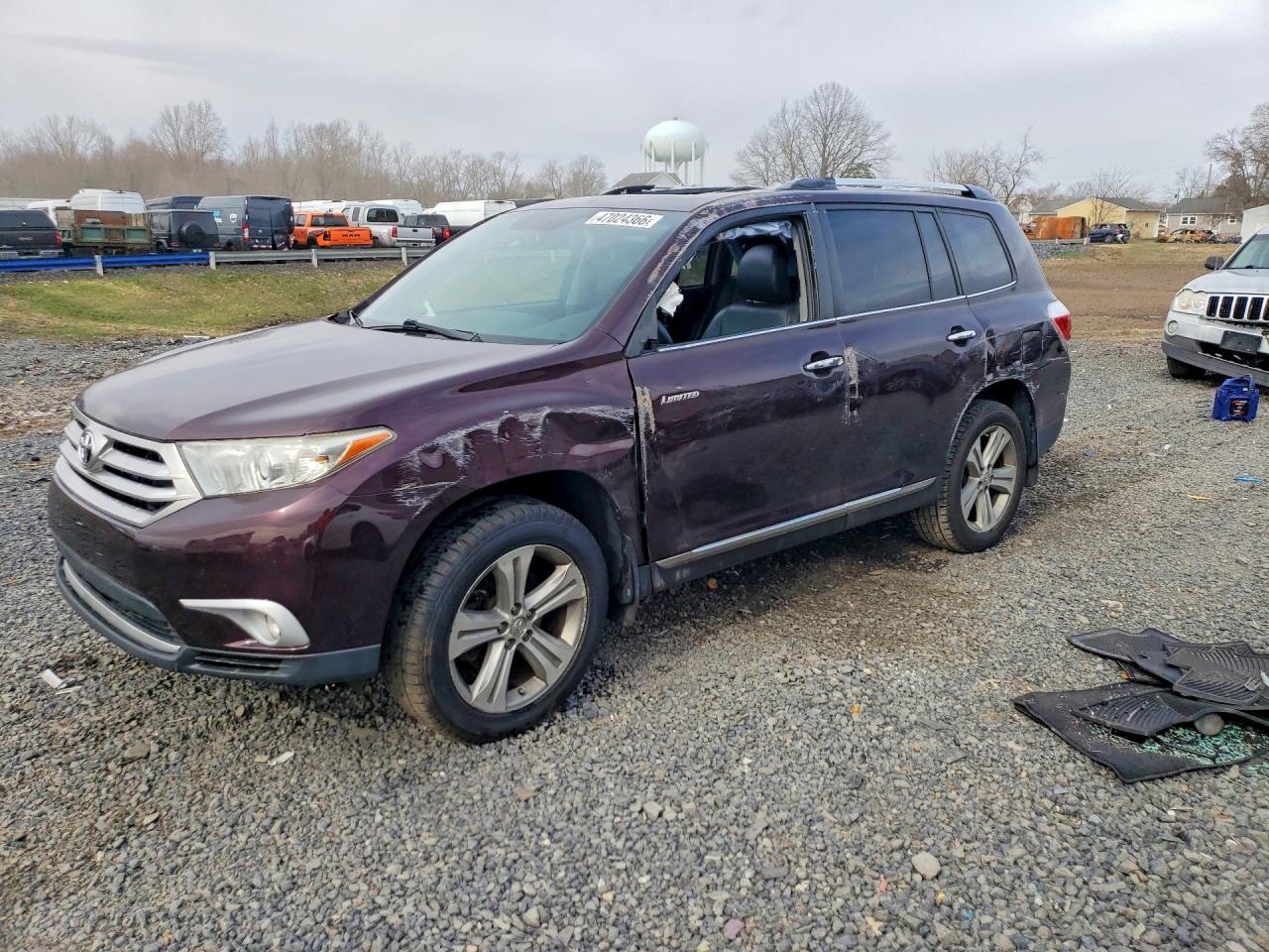 Salvage Toyota Highlander Image