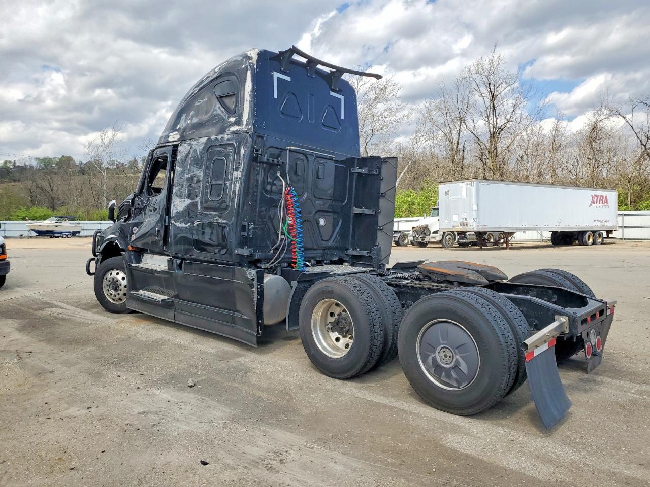 Freigliner Cascadia 126