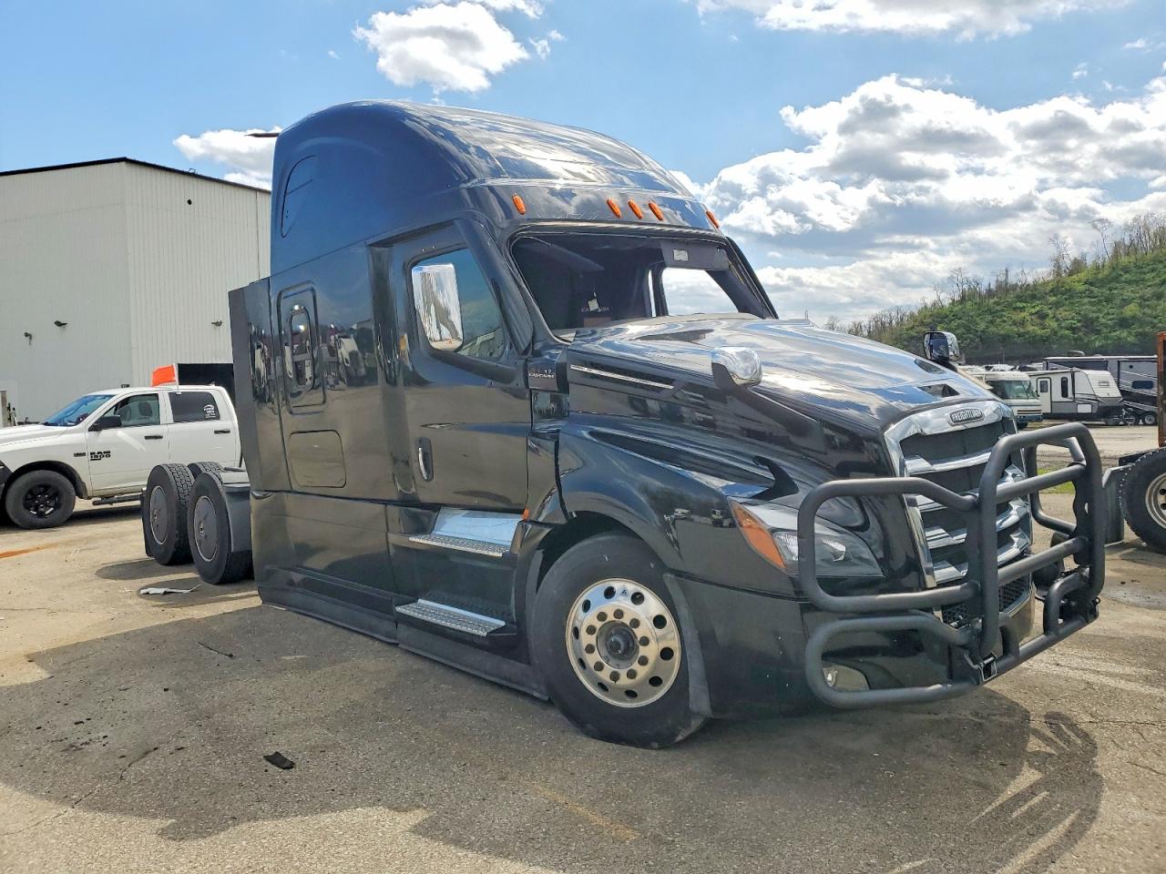 Salvage Freigliner Cascadia 126 Image