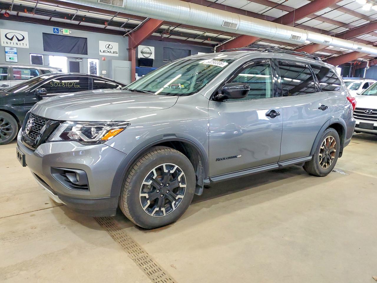 Salvage Nissan Pathfinder Image