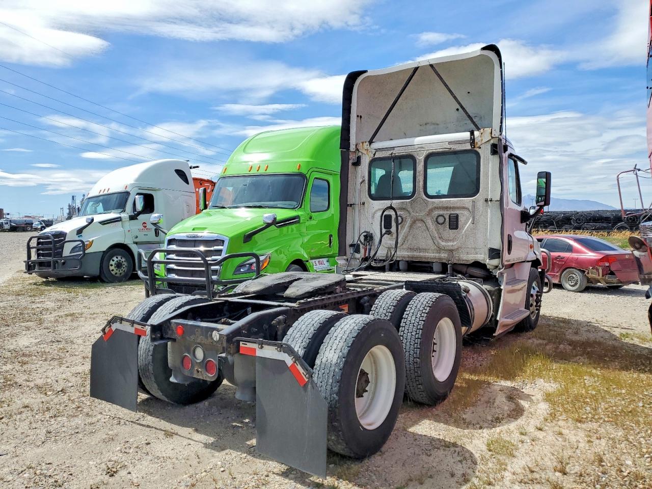 Freigliner Cascadia 113